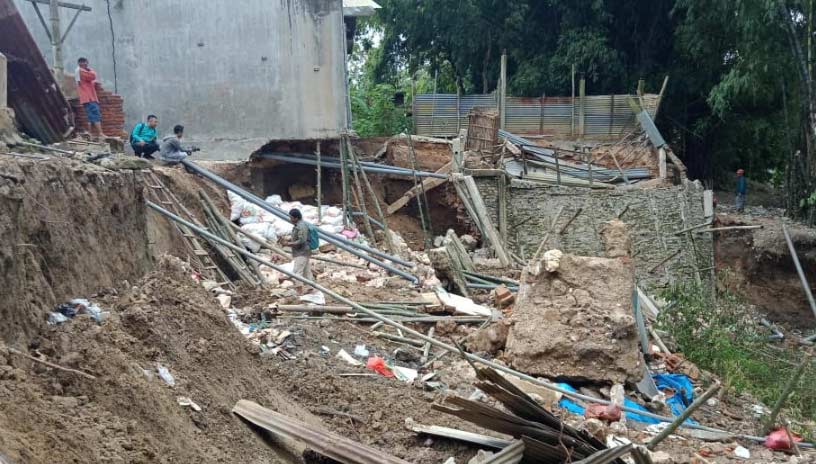 Dua Rumah Warga Bangilan Terseret Longsor Dampak Banjir Kali Kening