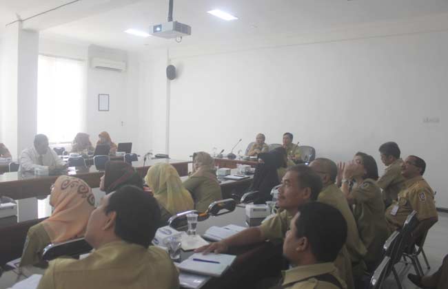 Kepala Dinkes Tuban, dr Saiful Hadi bersama Sekda Tuban, Ir Budi Wiyana saat memberikan penjelasan kepada sejumlah instansi yang akan menjadi peserta pelatihan SPGDT. foto: suwandi/ BANGSAONLINE
