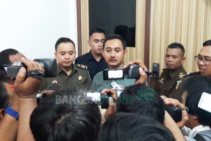 Kasi Intel Kejari Gresik R. Bayu Prabo Sutopo didampingi Kasi Pidsus Andre Dwi Subianto memberikan keterangan pers usai OTT pejabat BPPKAD Gresik. foto: SYUHUD/ BANGSAONLINE