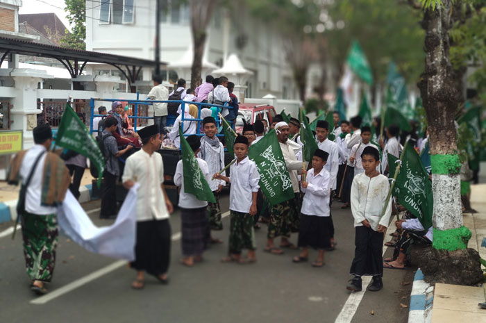 Pawai ta'aruf dalam rangkaian peringatan HSN di Pacitan. foto: YUNIARDI S/ BANGSAONLINE