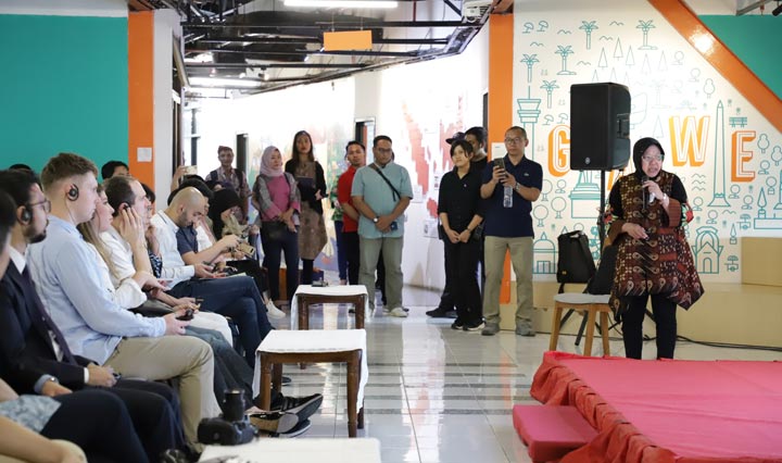 Wali Kota Risma saat memberikan pemaparan di hadapan mahasiswa S2 Singapura.