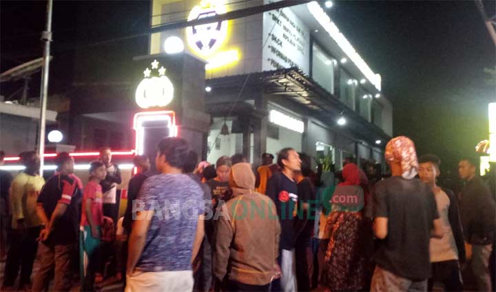 Tiga Warga Jenu Diduga Ditahan, Ratusan Warga Luruk Mapolres Tuban