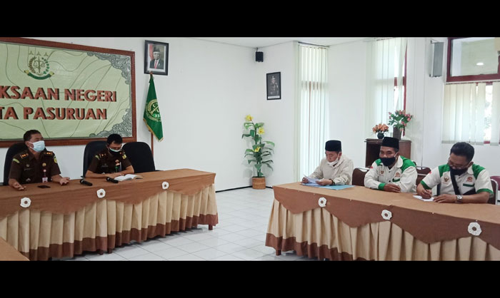 Jajaran LSM Cinta Damai saat audiensi dengan pihak Kejari Kota Pasuruan.