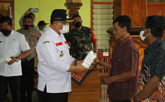 Bupati Tulungagung, Maryoto Birowo, saat menyerahkan disinfektan ke peternak sapi di Kecamatan Pagerwojo.