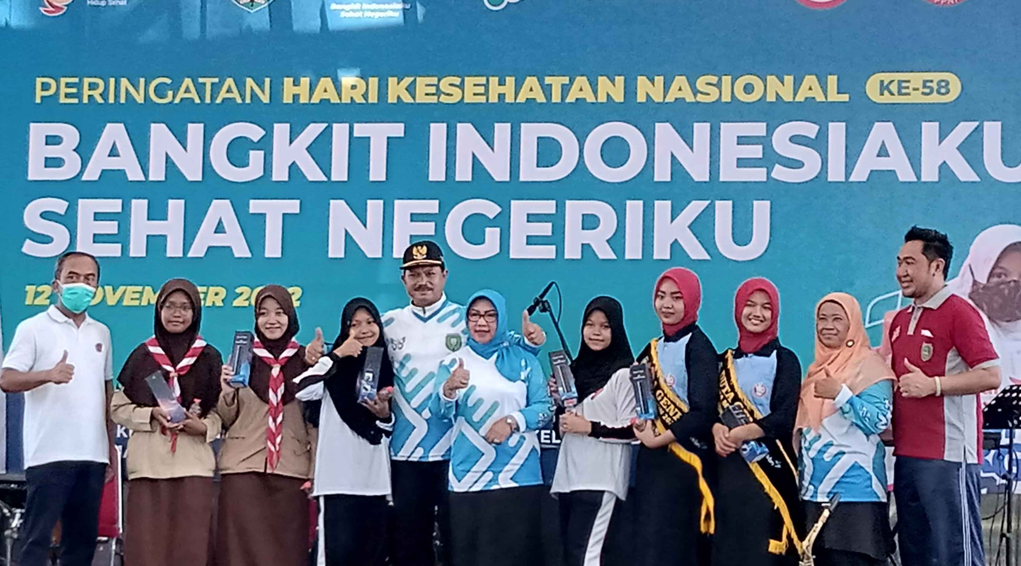 Wali kota Madiun, Maidi didampingi oleh Yuni Maidi berpose bersama para delegasi pelajar Genre kota Madiun usai minum pil penambah darah. Foto : Hendro Suhartono/BANGSAONLINE.com