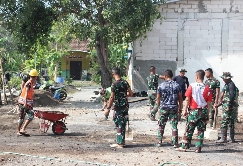Satgas TMMD ke-126 Sidoarjo Bangun Lapangan Voli di Tulangan