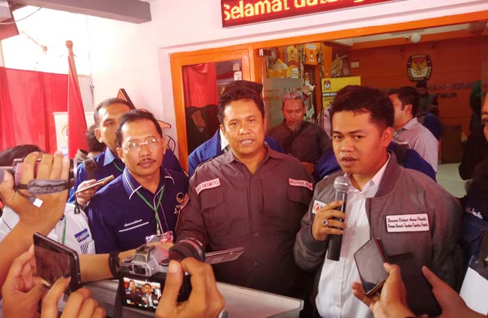 Ketua KPU Jatim, Eko Sasmito (tengah). foto: dok.