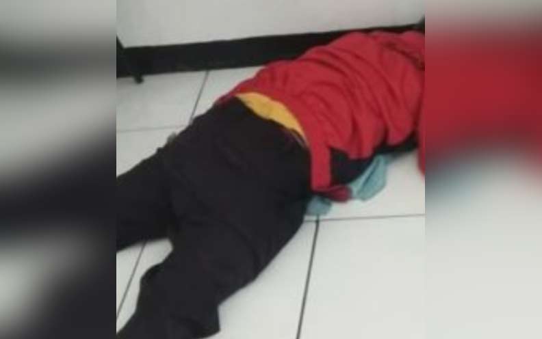 Jenazah korban ketika ditemukan di kamar hotel. (foto: soffan/ bangsaonline)