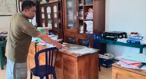 Kantor desa yang dirusak oleh pelaku