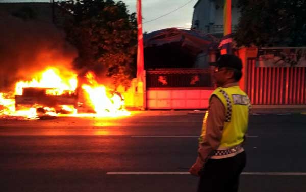 Aparat kepolisian mengamankan jalur kendaraan di Pantura. foto: gunawan/ BANGSAONLINE