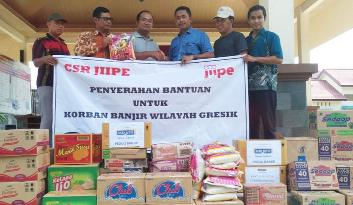 Manajer Comdev & Humas PT. BKMS Mifti Haris saat menyerahkan bantuan sembako. foto: ist.