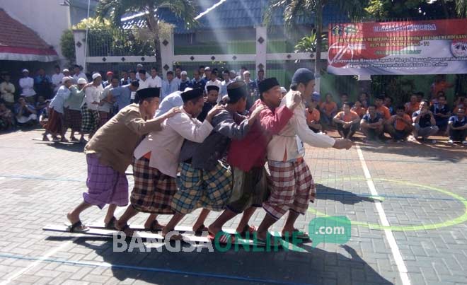 Para penghuni lapas berpakaian ala santri saat mengikuti lomba terompah panjang. foto: SUWANDI/ BANGSAONLINE