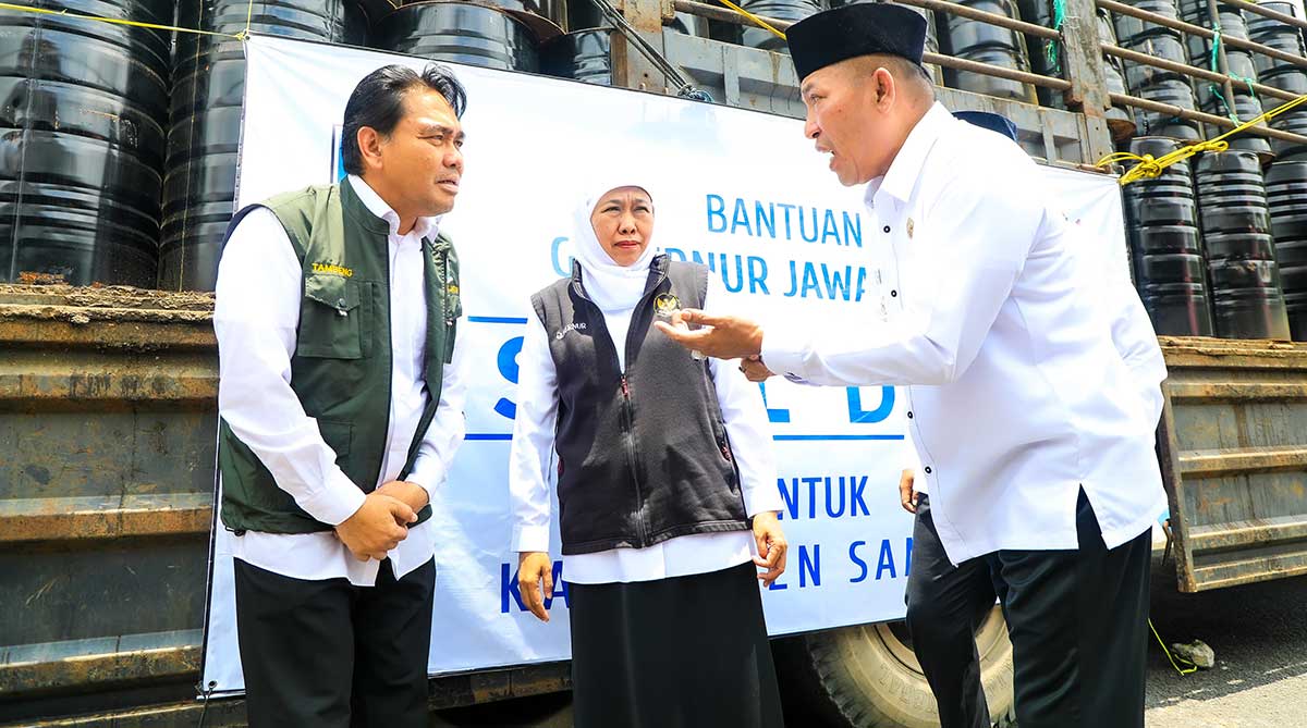 Pemprov Jatim Salurkan Ribuan Drum Aspal untuk Perbaikan Jalan