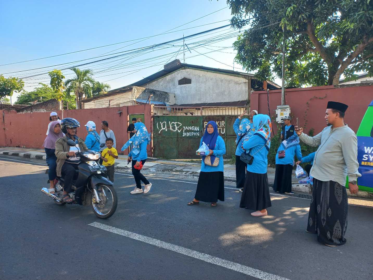 Kolaborasi dengan Warung SYD, PWI Mojokerto Raya Bagikan Ratusan Nasi Kotak ke Warga di Jalan