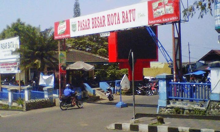 Pasar Besar Kota Batu tampak dari depan. Dibutuhkan anggaran Rp 200 miliar lebih untuk merevitalisasi bangunan pasar ini.