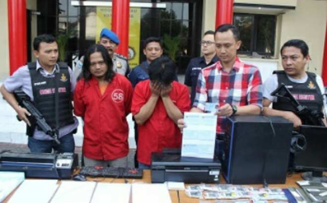 Polrestabes Surabaya Bekuk Calo Pemalsu KTP di Samsat Ketintang Surabaya