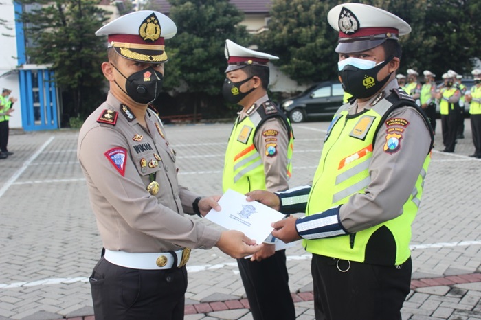 Kasatlantas Polresta Sidoarjo, Kompol Wikha Ardilestanto memberikan penghargaan terhadap dua anggota yang berhasil mengungkap kasus tabrak lari di kawasan Candi, Sidoarjo.