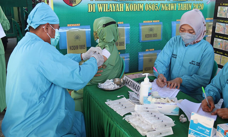 Putus mata rantai sebaran Covid-19, Komando Distrik Militer (Kodim) 0805 Ngawi menggelar vaksinasi Covid-19 kepada seluruh anggota dan keluarga di Makodim Ngawi, Senin (26/7/2021). (foto: ist)