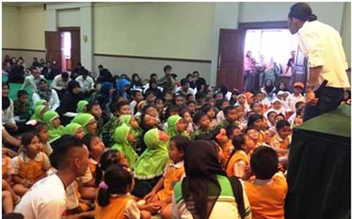 Kegiatan mendongeng bersama Kak Ariyo dan Genbi Kediri. foto: arif kurniawan/BANGSAONLINE