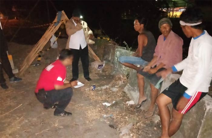 Petugas melakukan pemeriksaan di lokasi penemuan mortir.
