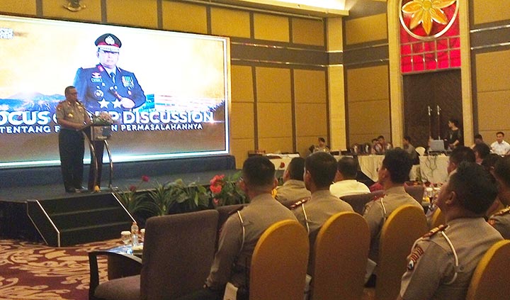Kapolda Jawa Timur Irjen Pol Luki Hermawan membuka sosialisasi tentang Fidusia yang diselenggarakan di Wyndham Hotel Jl. Basuki Rahmat, Surabaya.