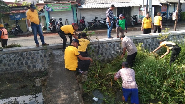 Kerja bakti yang dilakukan jajaran personel Polsek Taman dan Polresta Sidoarjo membersihkan sungai.