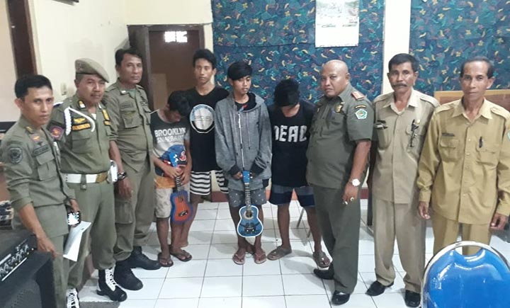 Empat pengamen yang berhasil diamankan foto bersama jajaran Satpol PP Pamekasan.