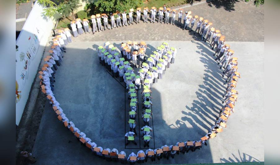 Siswa baru SMA Al Muslim membentuk formasi logo Al Muslim saat pembukaan MPLS, Senin (15/7). foto: ist