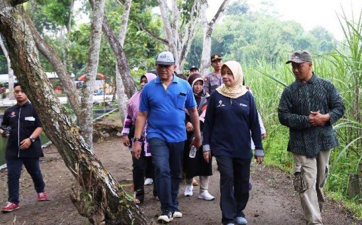 Bupati Kediri dr. Hj. Haryanti Sutrisno saat berkeliling area sumber Plumpungan, Desa Tawang, Kecamatan Wates. (kominfo)