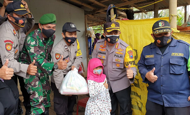 Kapolresta Banyuwangi Gelar Bakti Sosial Sembari Sosialisasi Protokol Kesehatan
