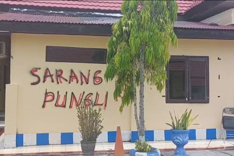 Polres Luwu Penuh Coretan 'Sarang Pungli', Kapolres: Ini Ulah Anggota Saya