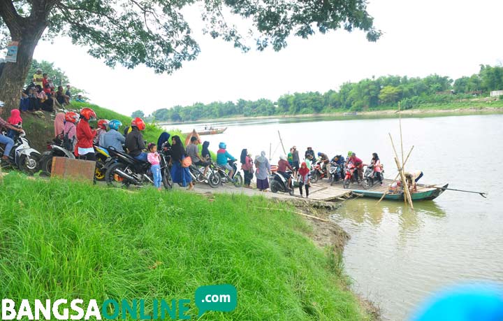 Ratusan Orang di Kanor Seberangi Bengawan Solo untuk Liburan