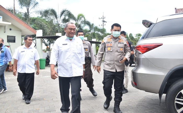 Kapolres bersama kepala Disnaker Kab Pasuruan saat meninjau lokasi BLK untuk mess petugas.