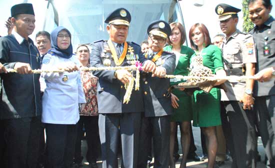 RESMI. Bupati Saiful Ilah didampingi Wabup MG Hadi Sutjipto menggunting pita sebagai tanda BRT resmi diopersaikan, kemarin. foto: satria muhlis/BANGSAONLINE