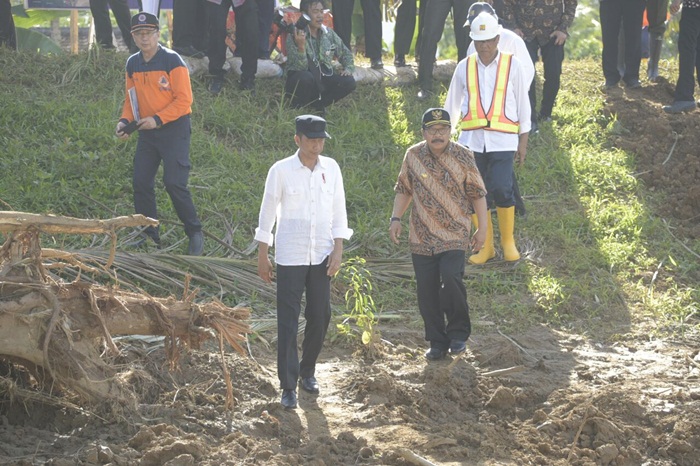 Gubernur Jatim Soekarwo mendampingi Presiden RI Jokowi dalam kunjungan kerja meninjau lokasi bencana alam di Kabupaten Pacitan, Sabtu (9/12).