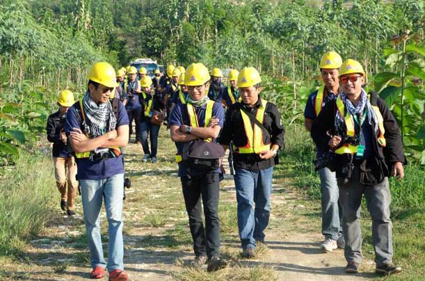Para peserta melakukan pemotretan di lahan pasca tambang pabrik Tuban. foto: SYUHUD/ BANGSAONLINE