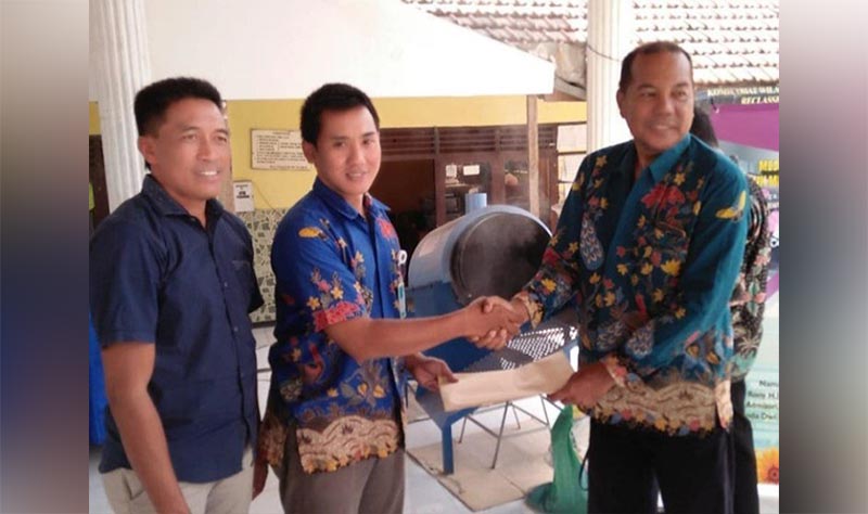 Prosesi penyerahan kerupuk melarat dari Unipa Surabaya.