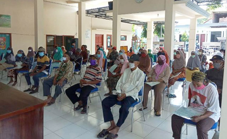Warga penerima BLT DD di Kabupaten Gresik saat antre menerima bantuan. foto: SYUHUD/ BANGSAONLINE