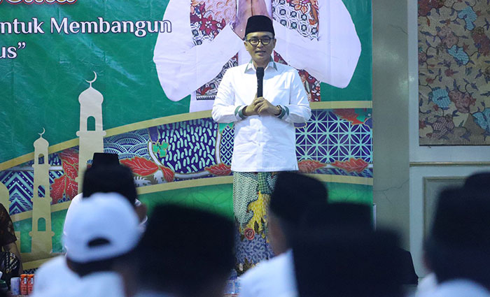 Bupati Pamekasan, Baddrut Tamam, saat menghadiri peringatan Maulid Nabi Muhammad SAW di Mandhapa Agung Ronggosukowati.