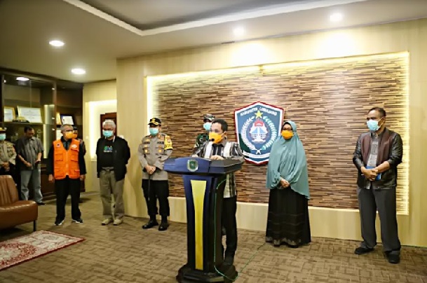 Bupati Lumajang, Thoriqul Haq didampingi, Wakil Bupati, Kapolres, Kodim, Kadinkes dan Direktur RSUD. dr. Haryoto Lumajang.