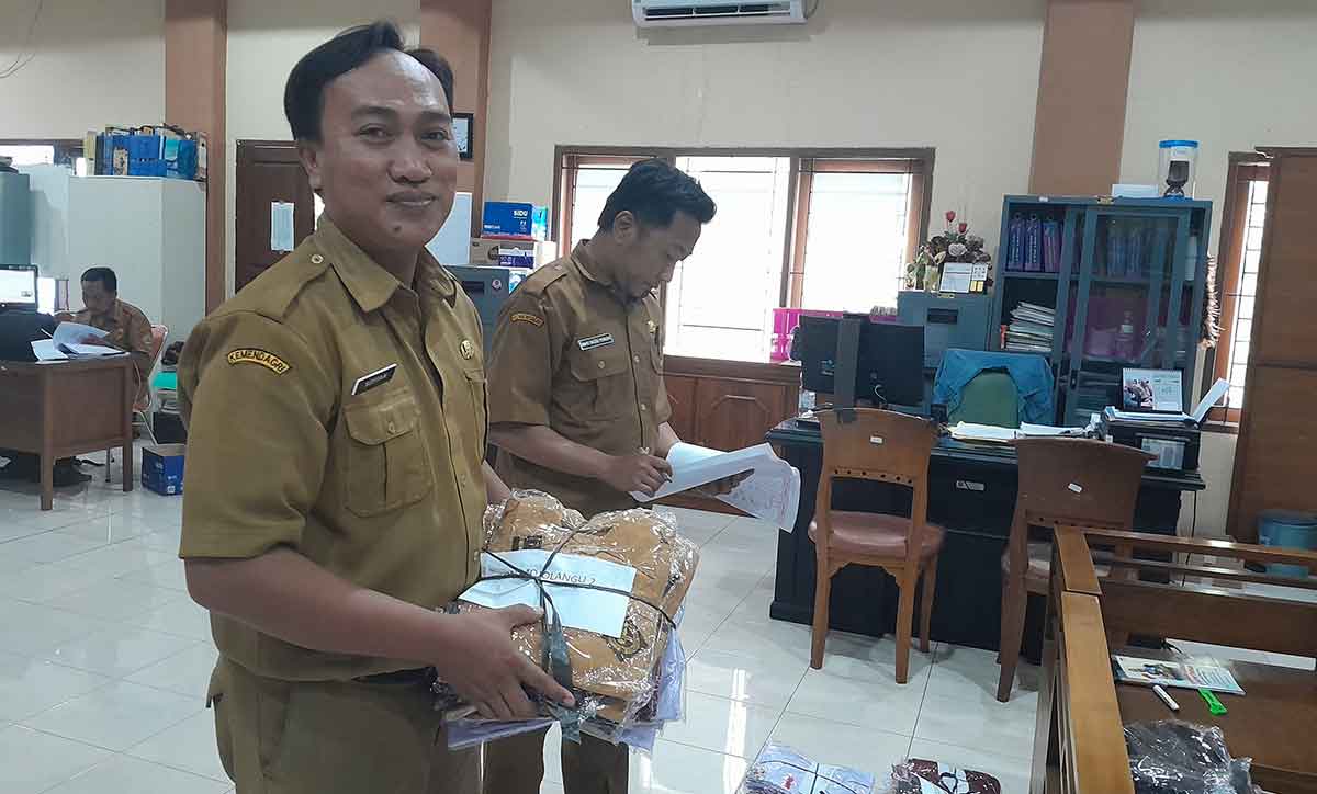 Seragam Gratis untuk Siswa Prasejahtera di Kota Malang Mulai Dibagikan