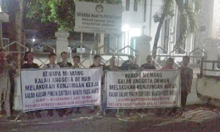 Aksi warga bela kunker DPRD Jombang yang beredar luas.