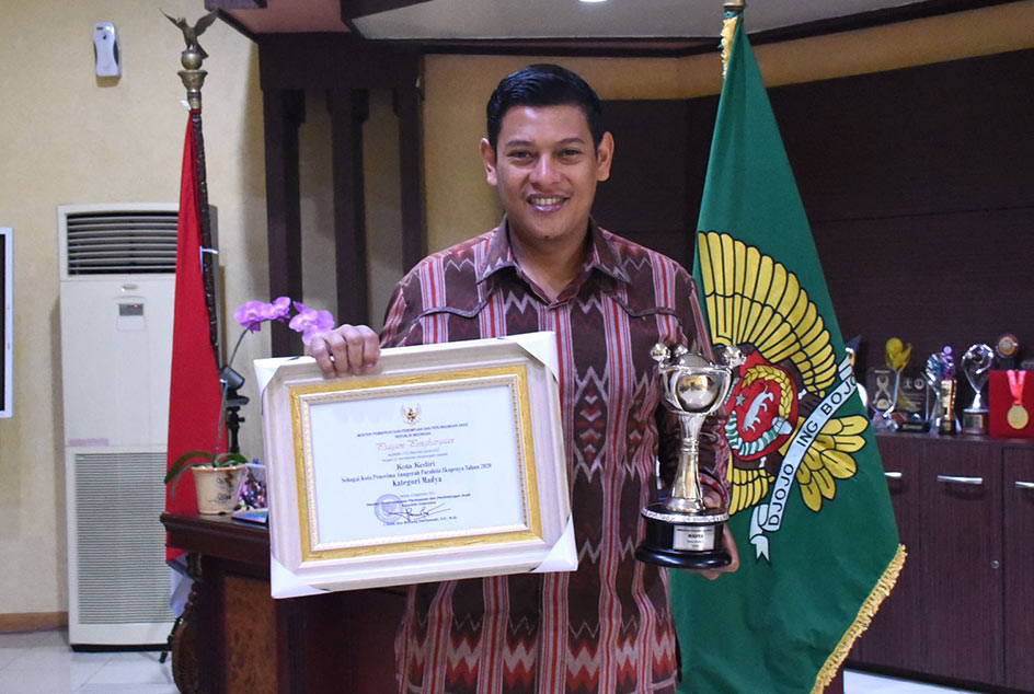 Wali Kota Kediri, Abdullah Abu Bakar, beserta piagam penghargaan Anugerah Parahita Ekapraya Kategori Madya yang diterima Pemkot Kediri. Foto: Ist