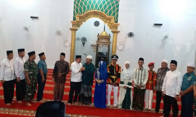Machfud Arifin, pengasuh pondok dan tamu undangan foto bersama di dalam masjid Muhammad Nur Hamzah.