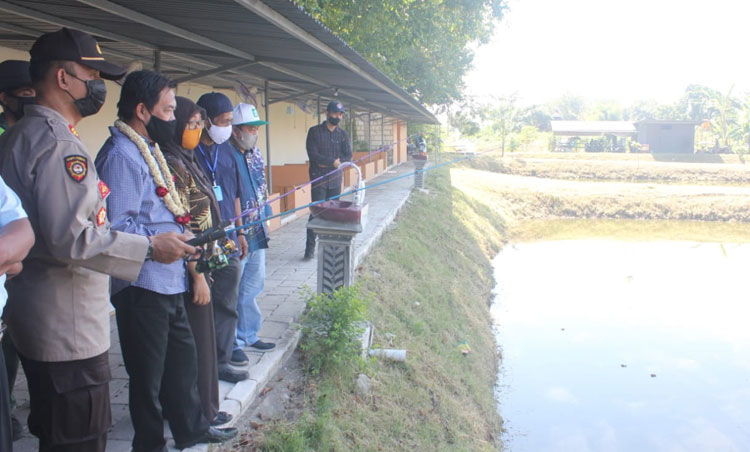 LAUNCHING: Wabup Nur Ahmad Syaifuddin saat mencoba memancing di wisata pemancingan milik BUMDes Desa Ketapang, Sabtu (27/6). foto: ist