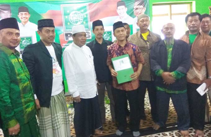 Mantan wali kota Kediri Samsul Ashar saat menyerahkan berkas kepada ketua Rois Syuriah DPC PKB Kota Kediri KH. Muzer zaidib didampingi anggota DPR-RI KH. An'im Mahrus