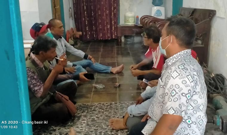 Para aktivis LSM saat mendatangi Direksi Kit PT. Duta Komunikasi di Kecamatan Rembang.
