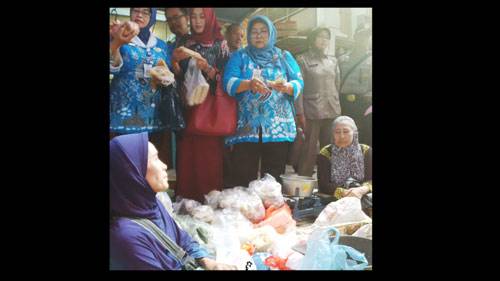 Petugas saat sidak di salah satu pasar. (foto: haris/BANGSAONLINE)