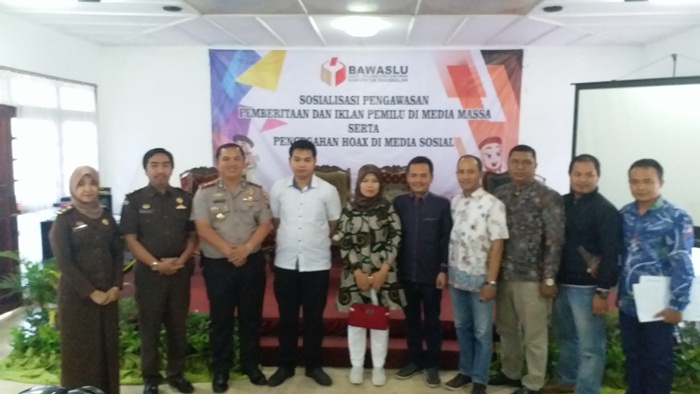 Ketua Bawaslu Bangkalan foto bersama Koordinator Humas dan Hubal Jati, Kapolres dan Kanir Cyber Crime Polda Jatim, Perwakilan Kejaksaan dan Ketua KPU Bangkalan.