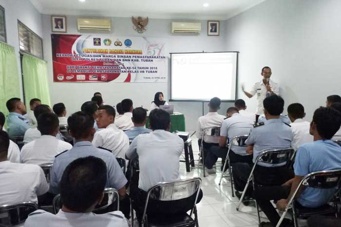 Petugas Lapas saat mendengarkan paparan.